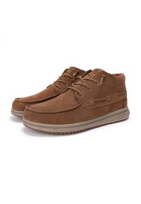 Bruine suède veterschoenen met een ronde neus, gevoerde binnenkant en rubberen zool. Beschikt over twee oogjes en contrasterende accenten.