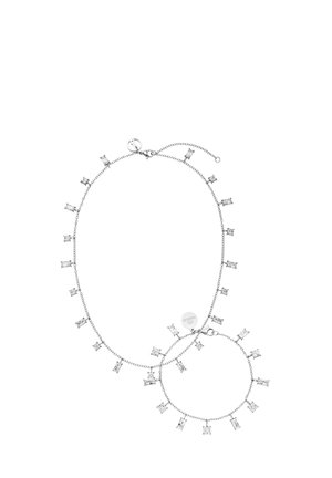 Zarte Silberketten-Halskette und passendes Armband mit rechteckigen und quadratischen klaren Edelstein-Anhängern, gleichmäßig verteilt.