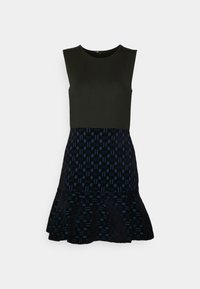 Robe noire sans manches avec un corsage ajusté et une jupe à motifs avec un ourlet évasé dans un motif géométrique bleu foncé et noir.