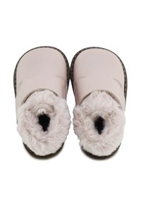 Zapatos de piel rosa sin cordones con suave forro de pelo sintético alrededor del tobillo, que presentan una punta redonda y una suela texturizada para mayor agarre.