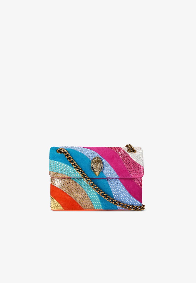 Borsa in suede colorata con sezioni ondulate in rosa, blu, arancione e oro. Presenta una tracolla a catena e una chiusura decorativa.