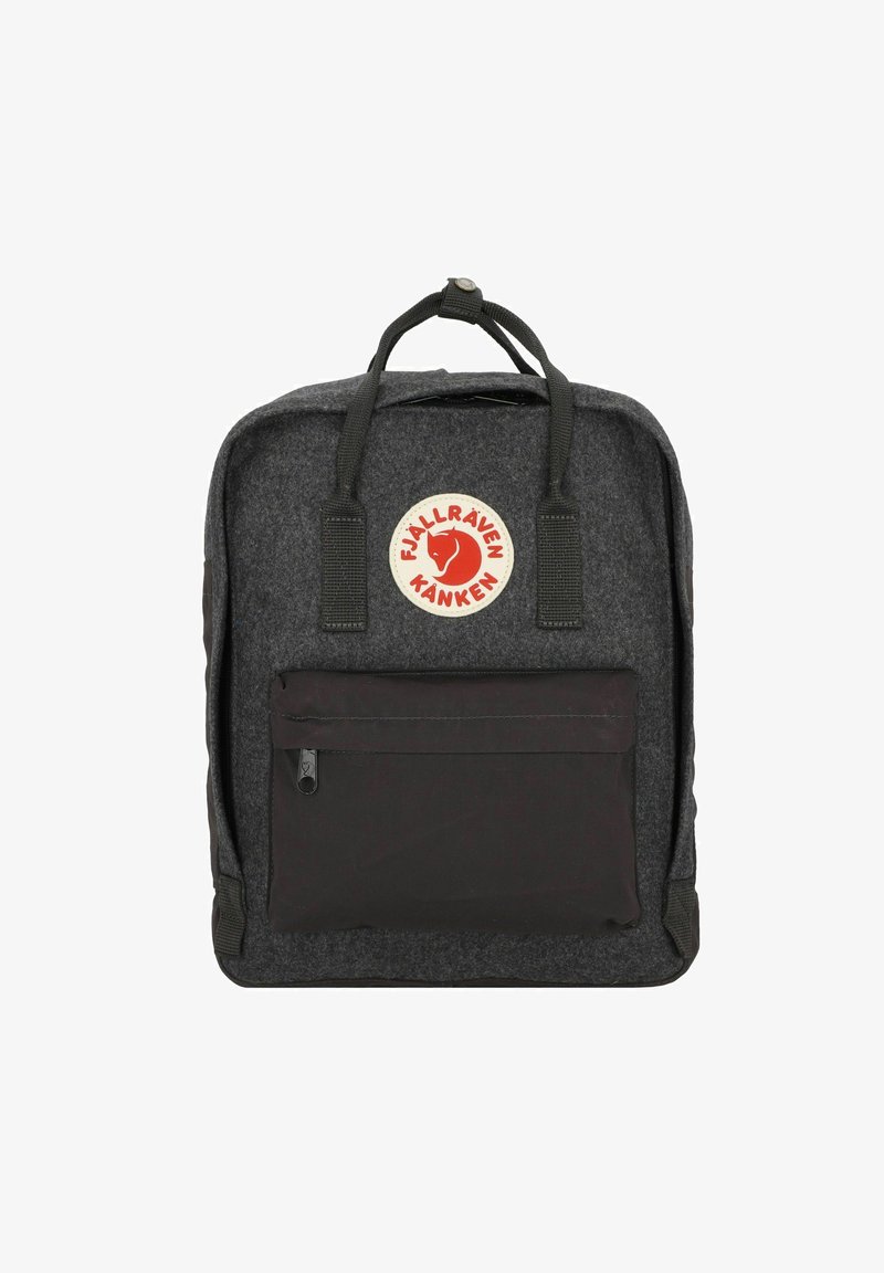 Šedý textilní batoh s přední černou kapsou na zip, dvojitými horními uchy a červeným logem s výšivkou lišky. Plochý, pevně strukturovaný design.