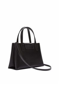 Sac fourre-tout en cuir noir avec doubles poignées et bandoulière amovible. Présente une forme structurée et un détail en patch à l'avant. Texture lisse.