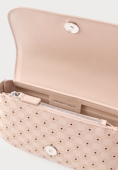 Μπεζ clutch Emporio Armani με διάτρητο γεωμετρικό σχέδιο, ασημένια τσέπη με φερμουάρ και κλείσιμο με κουμπί, εμφανιζόμενο ανοιχτό για να αποκαλύψει το εσωτερικό.