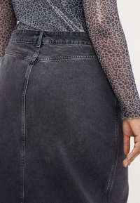 ONLY Carmakoma CARCILLA LONG SLIT SKIRT - Maxi szoknya - washed black