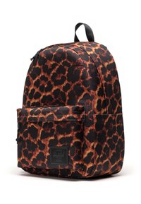 Mochila con estampado de leopardo que presenta una base negra con manchas marrones, cierre de cremallera, bolsillo frontal y un parche de la marca en la parte delantera.
