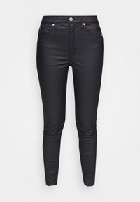 Czarne, elastyczne rurki dżinsowe o gładkiej fakturze. Cechy: pięć kieszeni, zapięcie na guzik oraz subtelne detale przeszycia.