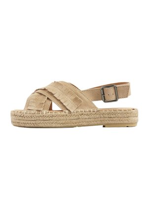 Sandale espadrille en daim beige avec brides croisées à franges, bride de cheville réglable à boucle et semelle plateforme tissée.