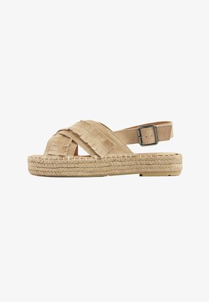 Beige suède espadrille sandaal met gekruiste fringestraps, verstelbaar gespsluiting enkelbandje en geweven plateauzool.