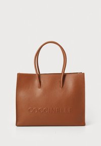 Borsa tote in pelle marrone con texture liscia, due manici e logo impresso su un lato. Forma rettangolare con design a apertura superiore.