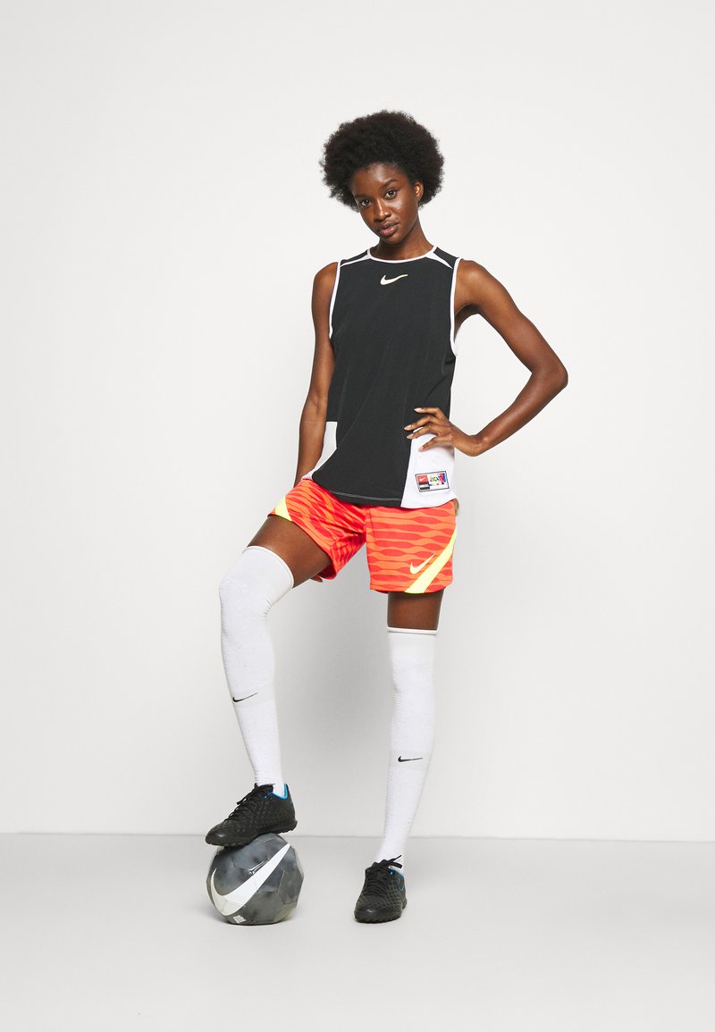 Damen Sportbekleidung | Nike Performance STRIKE 21 SHORT kurze Sporthose bright crimson/gym red/volt/rot - FX89165 Damen Sportbekleidung | Nike Performance STRIKE 21 SHORT kurze Sporthose bright crimson/gym red/volt/rot - FX89165