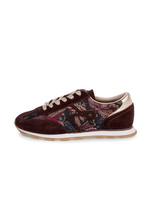 Zapatilla de ante marrón oscuro con tejido de estampado floral, cordones beige y detalle metálico dorado en el talón, mostrada de perfil sobre un fondo blanco.