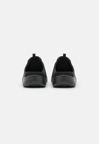 Chaussures noires à enfiler avec une tige texturée, des côtés élastiques et des semelles en caoutchouc arrondies. Présentent une petite languette au talon.