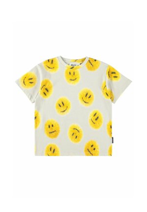 Hvid kortærmet t-shirt med flere fluffy gule smilende ansigter, der viser forskellige følelser, trykt over det hele.