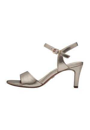 Metallisch goldene High Heels Sandale mit breitem Vorderband und einem Knöchelriemen, der durch eine Schnalle gesichert ist, mit glatter Oberfläche und konischem Absatz.