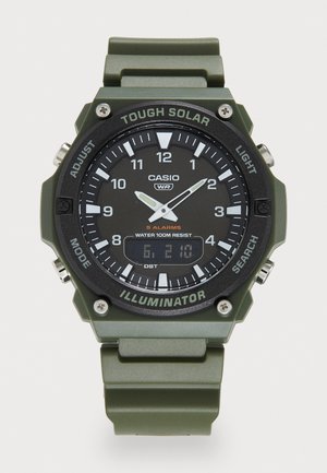 Digitale Casio-horloge met een zwarte wijzerplaat, groene kunststof behuizing en bijpassende siliconen band. Beschikt over vijf alarmen en is waterbestendig tot 100 meter.