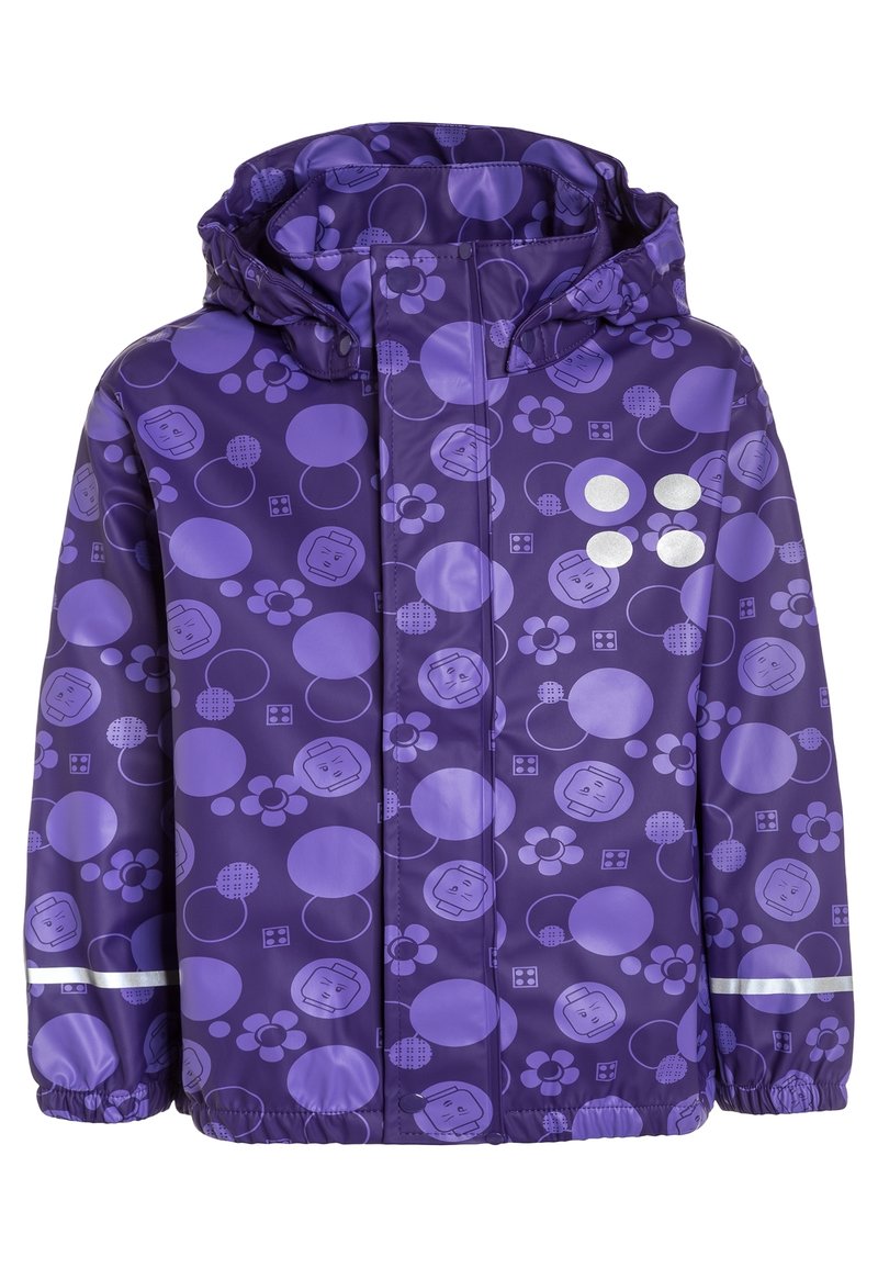 Lila regnjacka med en blank finish, prydd med mönster av cirklar och ansikten, justerbar huva, reflekterande remsa och elastiska ärmslut.