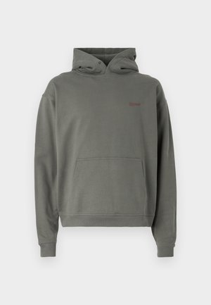 Geruite hoodie in olijfgroen, gemaakt van zacht materiaal. Beschikt over een voorzak, ribgebreide mouwen en een klein logo op de borst.