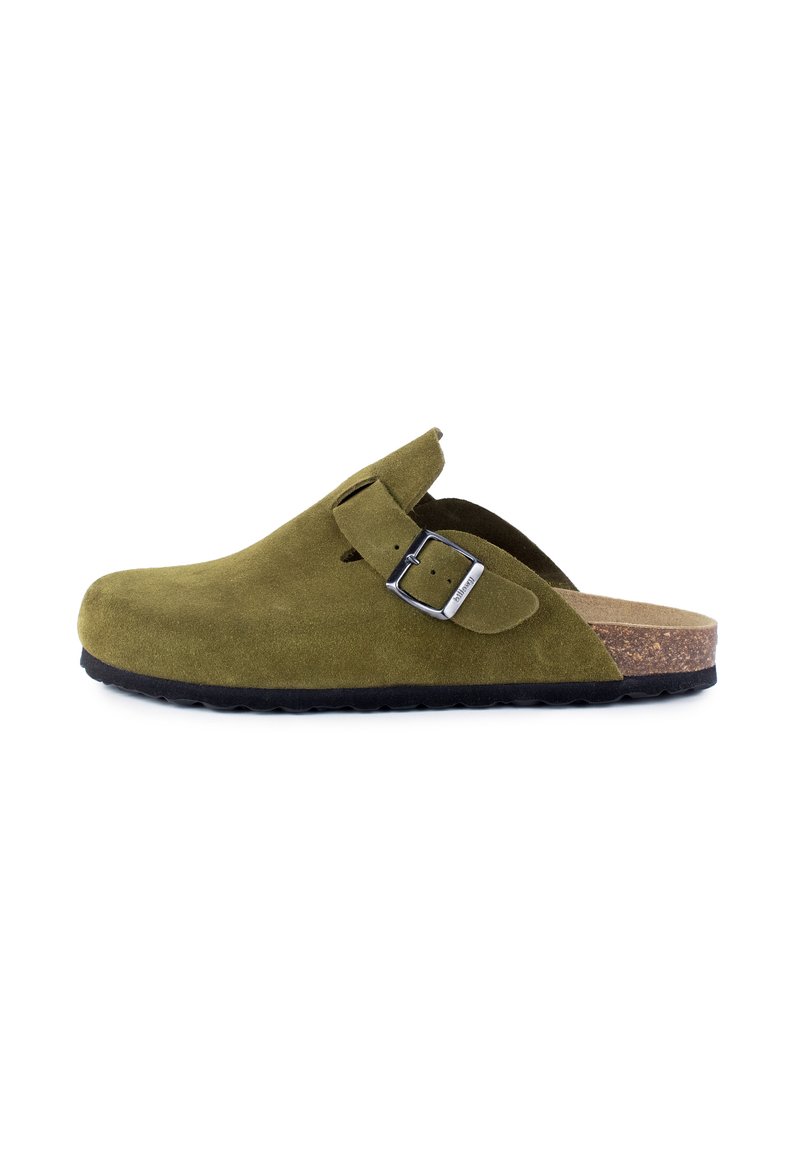 Sabots en suède vert olive avec une seule boucle ajustable, semelle en liège et semelle extérieure en caoutchouc noir texturé. Design simple à enfiler.