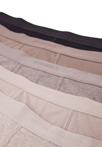 Quattro paia di boxer da uomo in colori neutri: grigio scuro, grigio chiaro, beige e crema. Ognuno ha un morbido elastico con il logo "SPRINGFIELD".