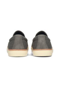 Grijze instapschoenen met een combinatie van gladde en gestructureerde stof, beige rubberen zool, stikseldetails en een ronde vorm.
