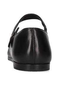 Zapato de cuero negro con un tacón bajo, correa ajustable, textura suave y parte trasera redondeada. Enfocado en la practicidad y un ajuste seguro.