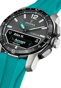 Titanowy smartwatch z czarno-szarym cyferblatem, turkusowym silikonowym paskiem oraz wyświetlaczem cyfrowym pokazującym opcje połączeń przychodzących.