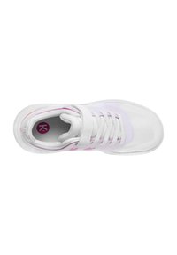 Witte sportieve sneaker met roze accenten, bovenwerk van gaas, veilig vetersysteem en een getextureerde zool voor grip. Bovenaanzicht dat de interne voering toont.