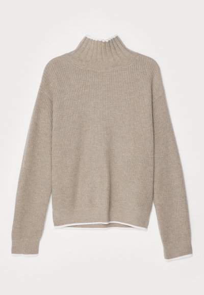Beige gestrickter Pullover mit hohem Stehkragen, gerippter Textur, langen Ärmeln und weißem Saum sowie Trimmen an den Bündchen. Rückansicht dargestellt.