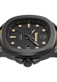 Orologio rettangolare nero con quadrante testurizzato, indici delle ore dorati e logo. Presenta una corona prominente e un cinturino in pelle marrone. Resistente all'acqua.