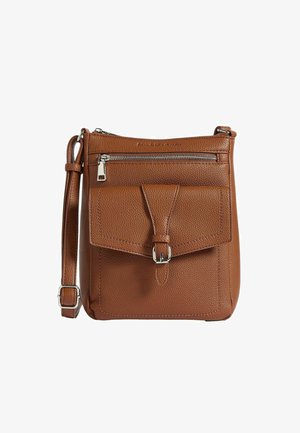 Barna bőr keresztpántos táska elülső csattal ellátott zsebbel, felső cipzáros zsebbel és állítható pánttal, fehér háttér előtt.