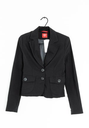 Svart blazer med skräddarsydd design, två framfickor, två knappar och snedskurna slag. Materialet verkar slätt med en lätt lyster.