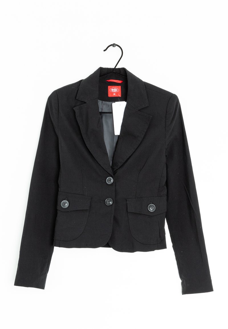 Svart blazer med skräddarsydd design, två framfickor, två knappar och snedskurna slag. Materialet verkar slätt med en lätt lyster.