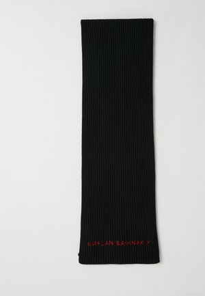 Svart ribbete skjerf i en lang rektangulær form, med rød brodert tekst "RUSLAN BAGINSKY" i den ene enden. Glatt tekstur.