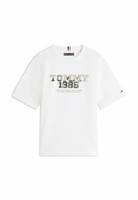 Biała bawełniana koszulka z krótkim rękawem z wyraźnym napisem "TOMMY" i grafiką "1985" w kolorze szarym. Okrągły dekolt, z małym logo na rękawie.