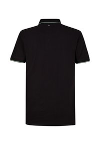 Camisa polo negra de algodón, con un cuello clásico. Finas líneas de acento verdes en el cuello y los bordes de las mangas. Sin logotipos visibles.