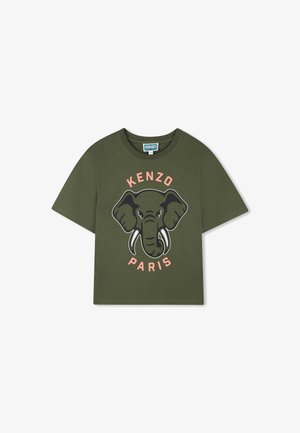 T-shirt à manches courtes vert olive avec un graphique noir d'éléphant aux défenses blanches, et le texte "KENZO PARIS" en rose. Matière coton.