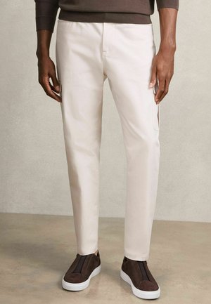 REGULAR FIT - ROGAN TAPERED WITH STRETCH   - Armijas stila bikses - stone