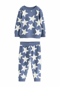Sininen fleece-äärellysasu, joka koostuu pitkähihaisesta puserosta ja housuista, molemmat koristeellisesti suurilla valkoisilla tähdillä. Ribbed hihansuut ja vyötärö.