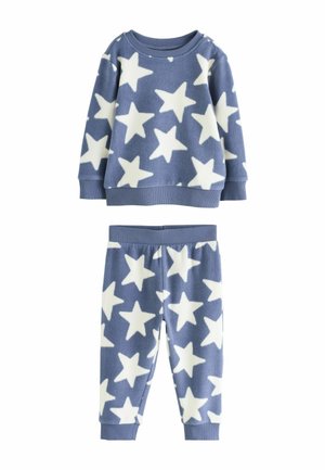 Blaues Fleece-Loungewear-Set bestehend aus einem Langarm-Oberteil und einer Hose, beide mit großen weißen Sternmustern verziert. Mit gerippten Bündchen und Taille.