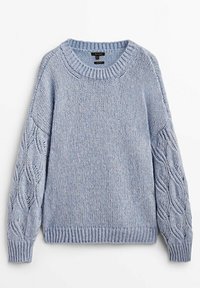 Jasnoniebieski sweter wełniany z wzorem w warkocz na rękawach, ze ściągaczem przy dekolcie, mankietach i dolnej krawędzi, leżący na białym tle.