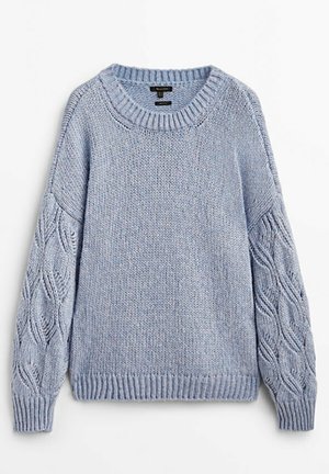 Jasnoniebieski sweter wełniany z wzorem w warkocz na rękawach, ze ściągaczem przy dekolcie, mankietach i dolnej krawędzi, leżący na białym tle.