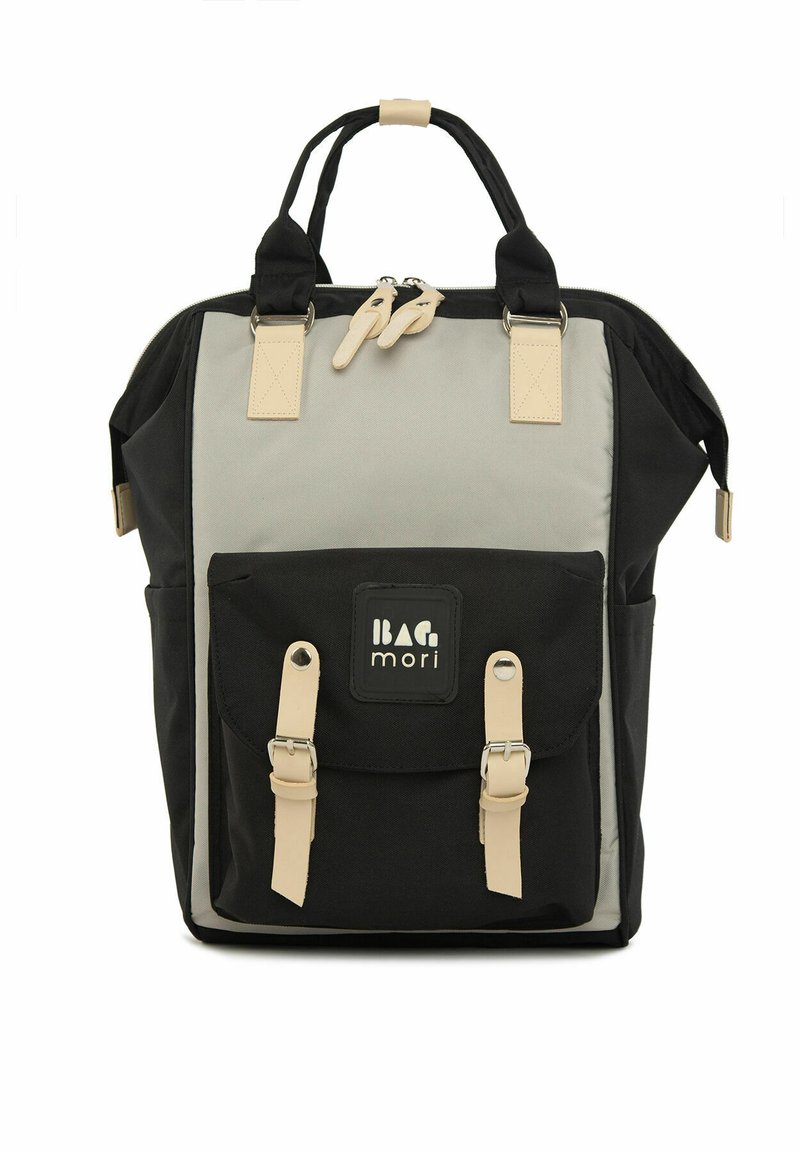 Sac à dos noir et gris avec un tissu texturé, double poignée supérieure, poche avant avec fermetures à boucle et un patch de logo. Design robuste.