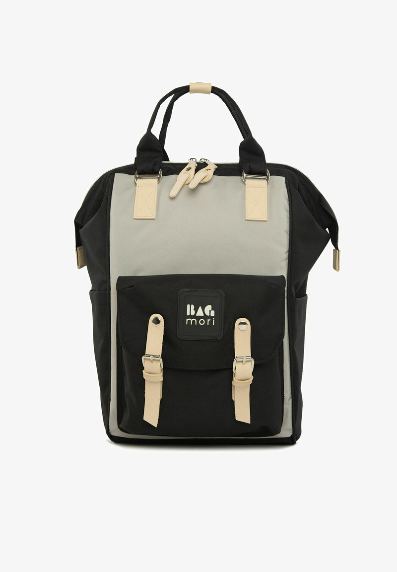 Musta ja harmaa reppu, jossa on teksturoitu kangas, kaksinkertaiset yläkahvat, etupocket, jossa on solkikiinnitykset, sekä logopatch. Kestävä muotoilu.