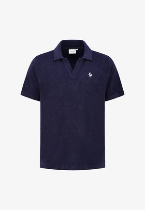 Polo en éponge bleu marine avec un col en V, des manches courtes et un logo blanc sur la poitrine gauche, offrant une texture douce.