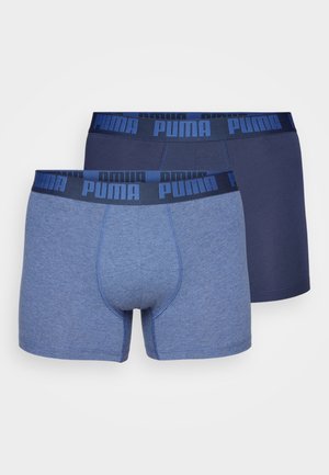 Zweierpack Herrenboxershorts in Dunkelblau und Hellblau mit elastischem Bund und Puma-Logo in kräftigen blauen Buchstaben.