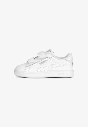 Biały sneaker Puma z dwoma paskami na rzepy, wyszywanym bocznym logo i gumową podeszwą, pokazany z zewnętrznej strony na białym tle.