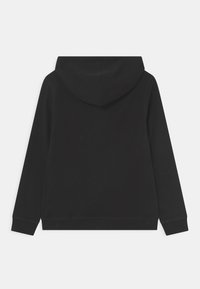 Felpa nera a maniche lunghe vista da dietro, con cappuccio, polsini a costine e un design semplice e uniforme.