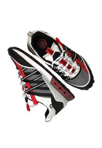 Schwarze, weiße und rote Sportschuhe mit einem Obermaterial aus Mesh, Gummisohlen und einem auffälligen Schnürsystem. Verfügt über hexagonale Akzente an den Seiten.