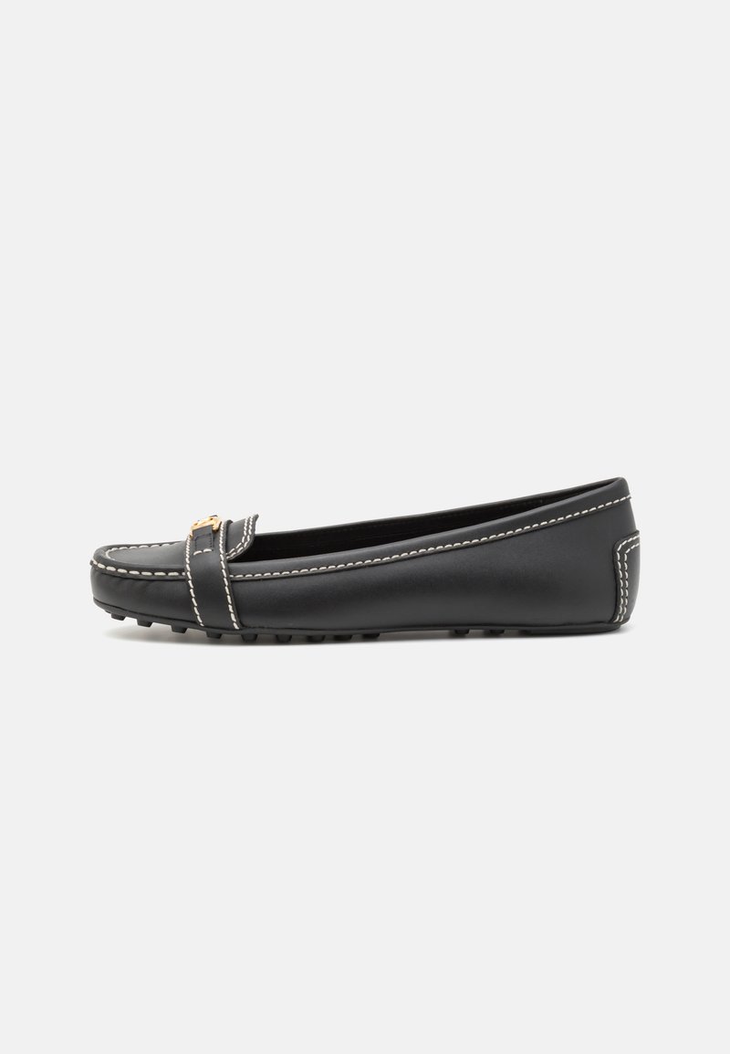 Svart skinnloafers med hvite sting, rund tå, og et dekorativt bånd med en gullaktig detalj; gummi såle med grep.